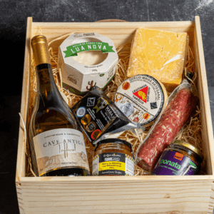 Maleta de Madeira Pinus - 4 Queijos Artesanais Brasileiros de Leite Cru + Vinho Nacional + Charcutaria Artesanal